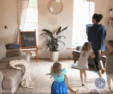 mama rent rond met laptop en kids achter zich aan