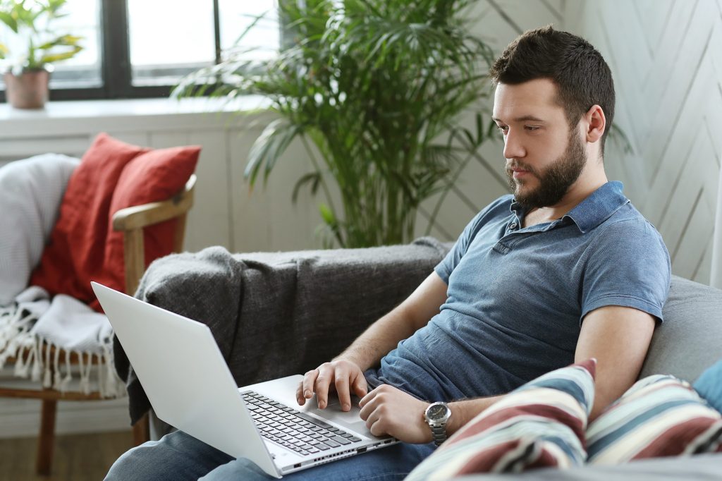 Thuiswerken vanuit je luie zetel en geld verdienen met bloggen